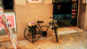 Tienda local en una calle de Mallorca en verano