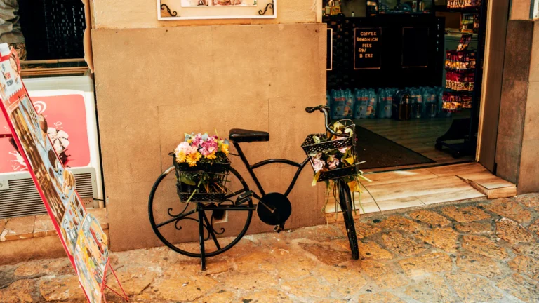 Tienda local en una calle de Mallorca en verano
